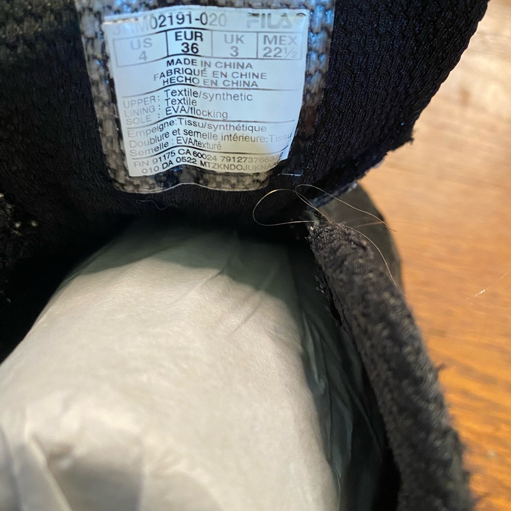 Fila girls sneakers - size 4 - Picture 5 of 5